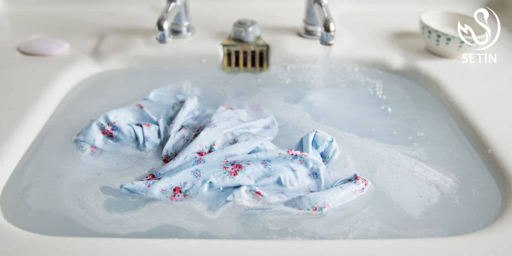 برای شستشو شال و روسری از مایع لباسشویی، شامپو بچه و شامپو می‌توانید استفاده کنید.